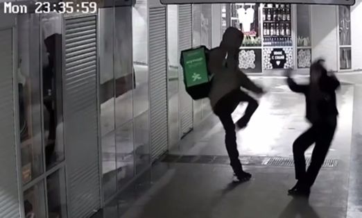 Ντελιβεράς κλωτσάει ανυποψίαστη γιαγιά στο πρόσωπο - Δείτε το σοκαριστικό βίντεο