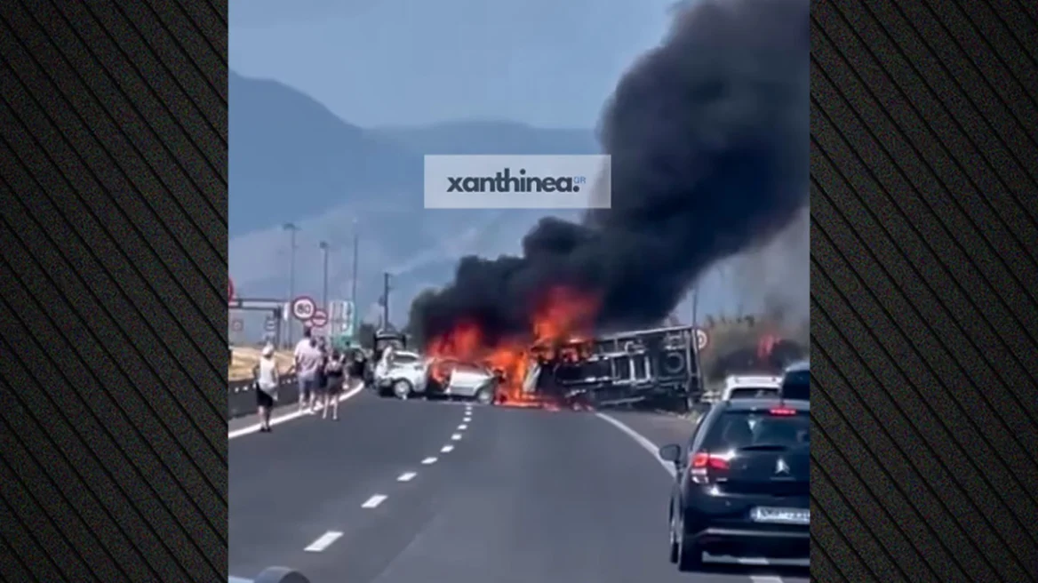 Τραγωδία στην Ελλάδα: Το φορτηγό έπεσε πάνω σε αυτοκίνητα στα διόδια, τρεις νεκροί, δύο βαριά τραυματίες - Βίντεο