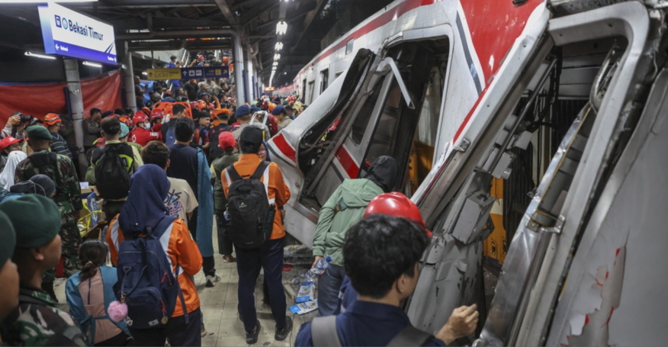 Σιδηροδρομική τραγωδία στην Ινδονησία: Τουλάχιστον 14 νεκροί και 81 τραυματίες, αγωνία για τους εγκλωβισμένους