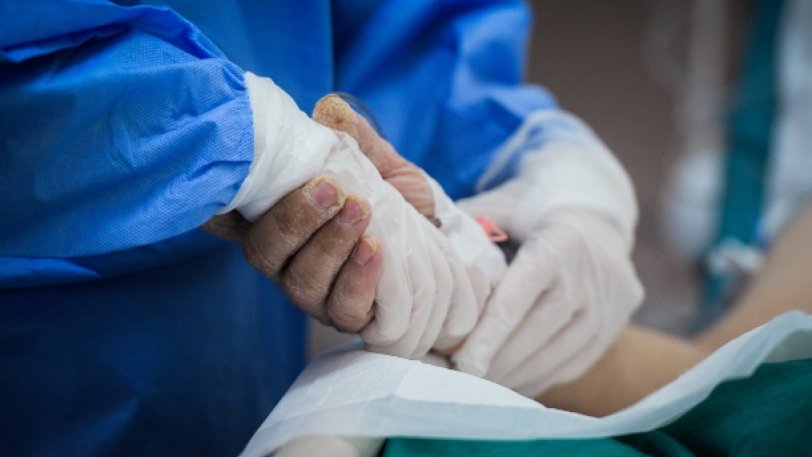 Κορωνοϊός: Συγκλονίζει νοσηλευτής που ζητούσε απεγνωσμένα αναπνευστήρα για 32χρονο