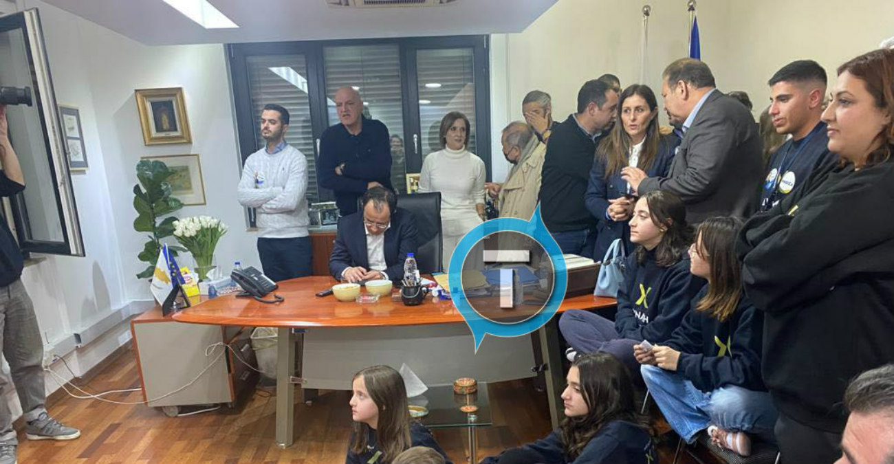 Η στιγμή που ο Νίκος Χριστοδουλίδης μαθαίνει τα αποτελέσματα των exit polls - Φωτογραφίες