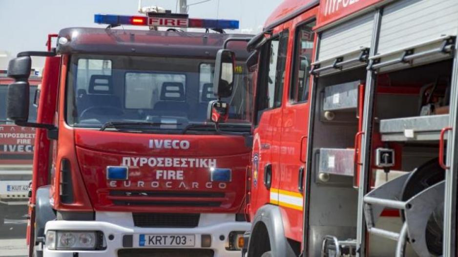 Όχημα παραδόθηκε στις φλόγες – Επεκτάθηκε σε δέντρο και κινδύνευσαν ένοικοι από τον καπνό – Ένα πρόσωπο στο νοσοκομείο