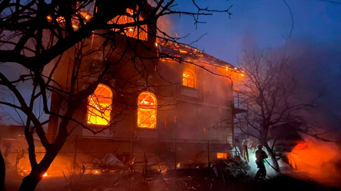 Με... ψαλιδισμένα φτερά πετάει για Φλόριντα ο Ζελένσκι: Ο Τραμπ του διαμήνυσε «δεν έχεις τίποτα, μέχρι να το εγκρίνω εγώ», ο Πούτιν χτύπησε με μανία το Κίεβο