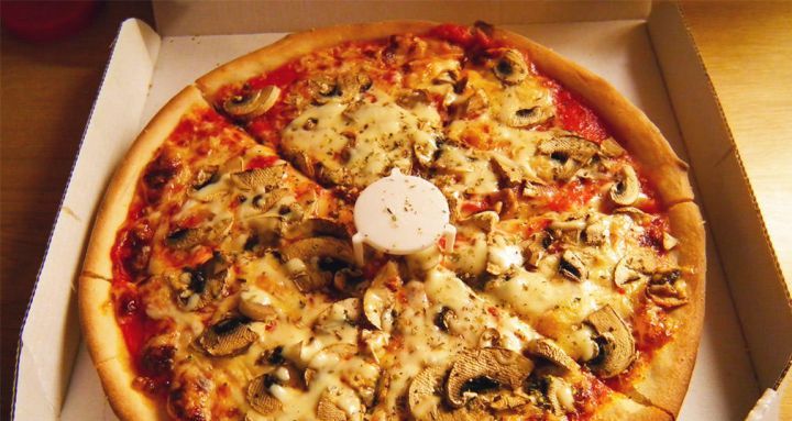 Γνωρίζατε σε τι χρησιμεύουν τα λευκά «τραπεζάκια» στο κέντρο της πίτσας; Αυτή είναι η απάντηση