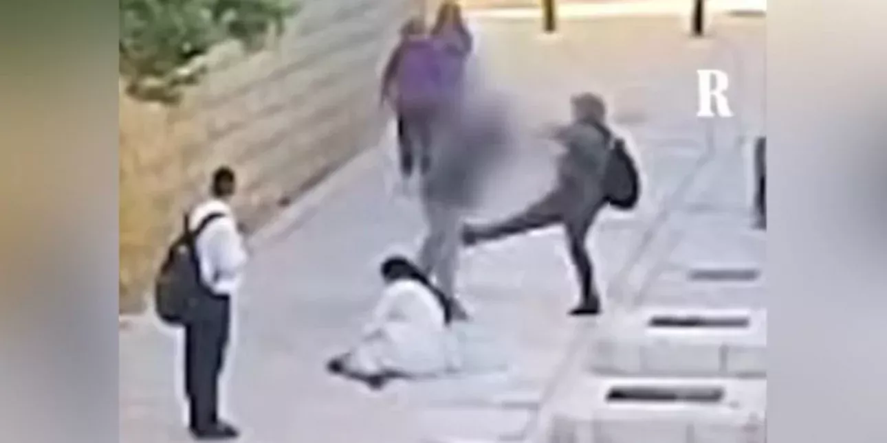 Σοκαριστικό βίντεο: Άγρια επίθεση από Εβραίο σε χριστιανή μοναχή - Την έριξε κάτω και την κλωτσούσε στη μέση του δρόμου