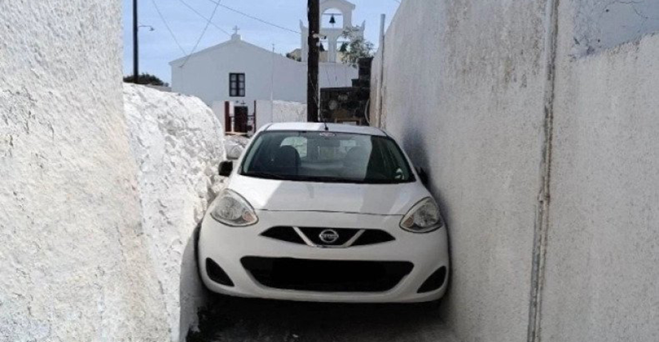 Απίστευτο σκηνικό στην Ελλάδα: Αυτοκίνητο… σφήνωσε σε στενό δρομάκι