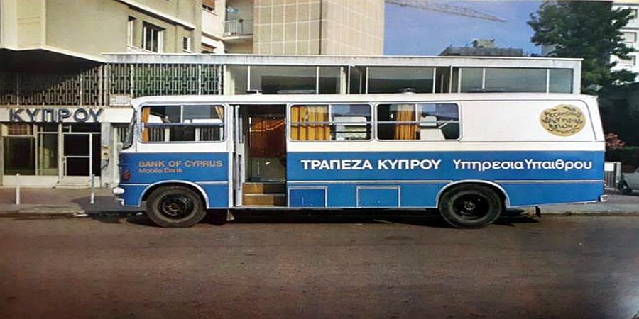 Το λεωφορείο-τράπεζα που γύριζε τα χωριά: Η τότε καινοτόμα πράξη της Τράπεζας Κύπρου