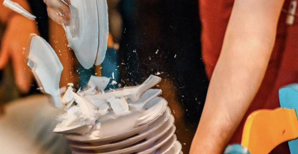 Video: Κινδυνεύει με φυλάκιση όποιος σπάει πιάτα σε νυχτερινό κέντρο ή έχει στην κατοχή του χειροπέδες - Τι προνοεί η νομοθεσία 