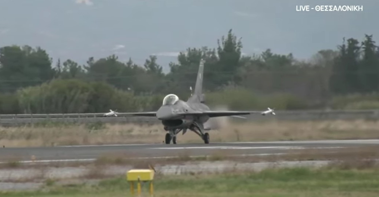 Το μήνυμα του πιλότου F-16 της ομάδας «ΖΕΥΣ» : «Μια λέξη αλλάζει την ιστορία, για τους Έλληνες είναι το «Όχι» - Φωτογραφία