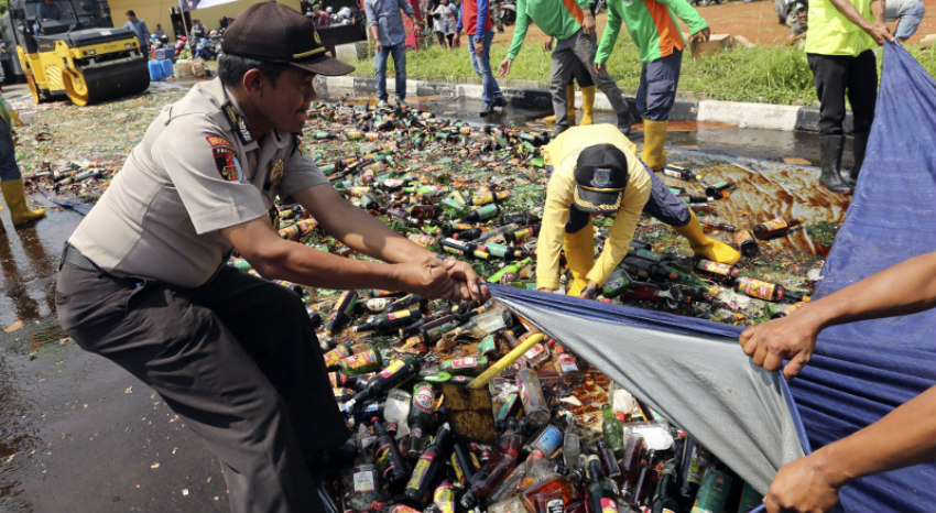 Ινδονησία:  97 άνθρωποι νεκροί και 160 νοσηλεύονται από κατανάλωση νοθευμένου αλκοόλ   