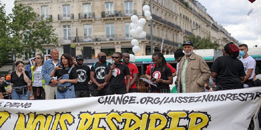 Πλήθος διαδηλωτών στο Παρίσι διαμαρτύρονται κατά του ρατσισμού και της αστυνομικής βίας