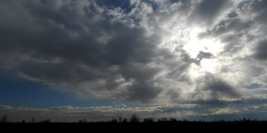 Σκόνη και σύννεφα «σκεπάζουν» σήμερα τον ουρανό - Πως διαμορφώνεται το σκηνικό του καιρού