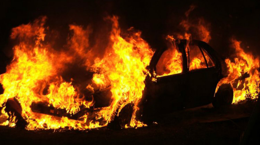 ΛΕΜΕΣΟΣ: Όχημα τυλίχθηκε στις φλόγες λόγω... προβλήματος!