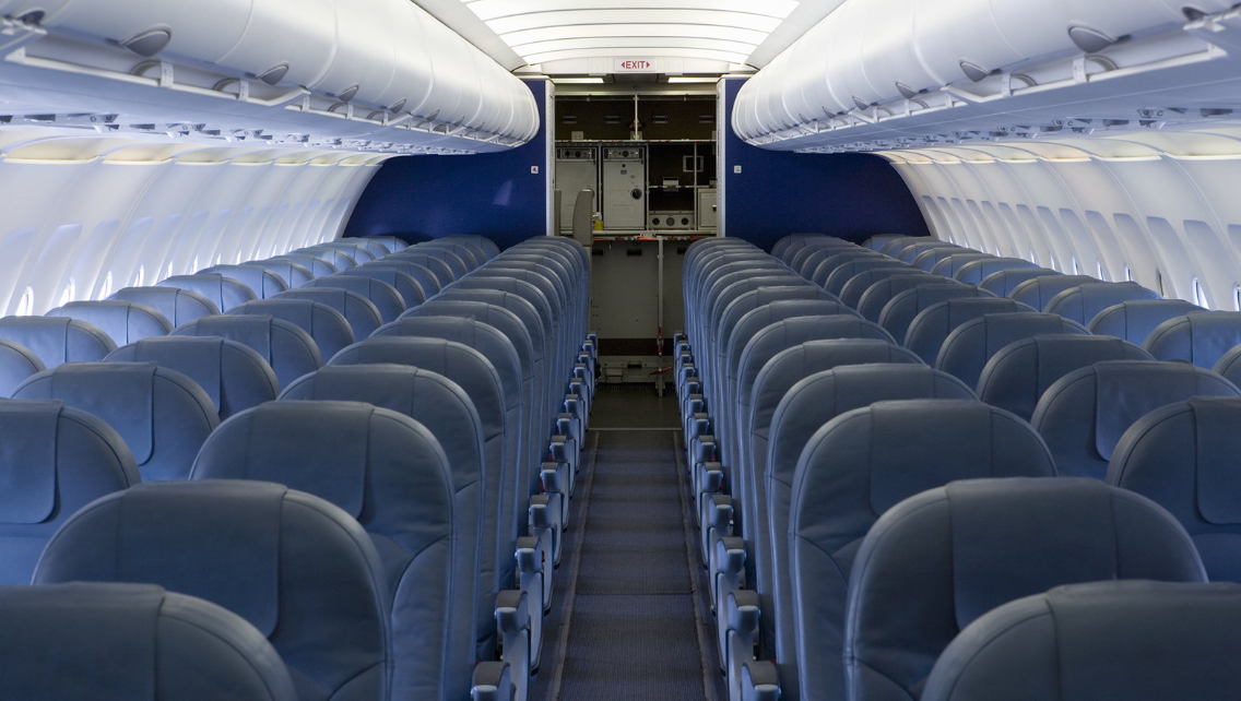 Δεν χρησιμοποιείς ακουστικά; Αυτή η αεροπορική θα σε... κατεβάζει κάτω από το αεροπλάνο - Όσα αλλάζουν