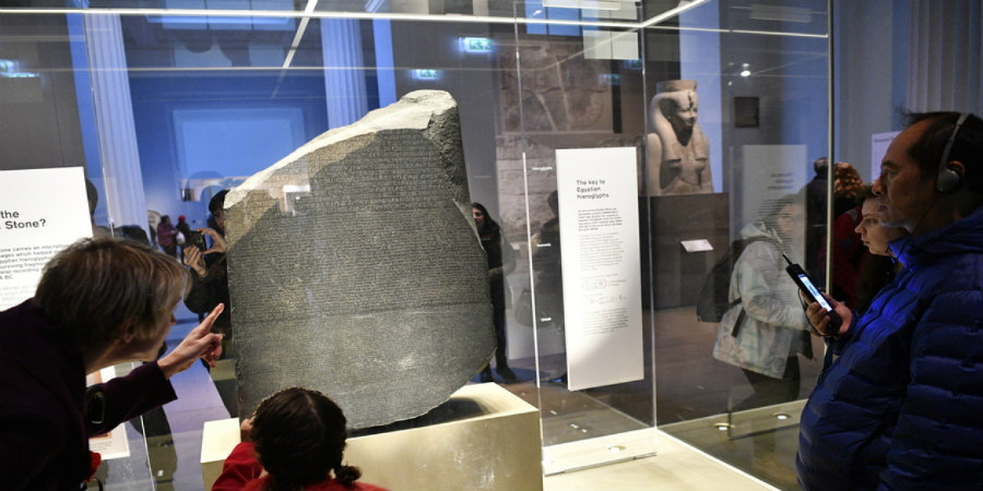 Αιγύπτιοι αρχαιολόγοι: Ζητούν από το Βρετανικό Μουσείο να επιστρέψει τη Στήλη της Ροζέτας