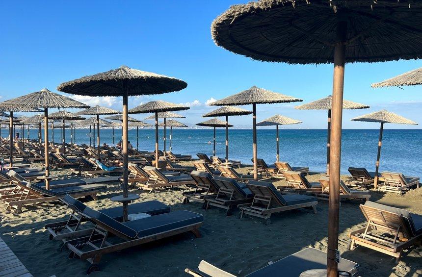 Έτοιμες με κρεβατάκια και ομπρέλες παραλίες της Λεμεσού - Πόσα θα τα χρεώνουν