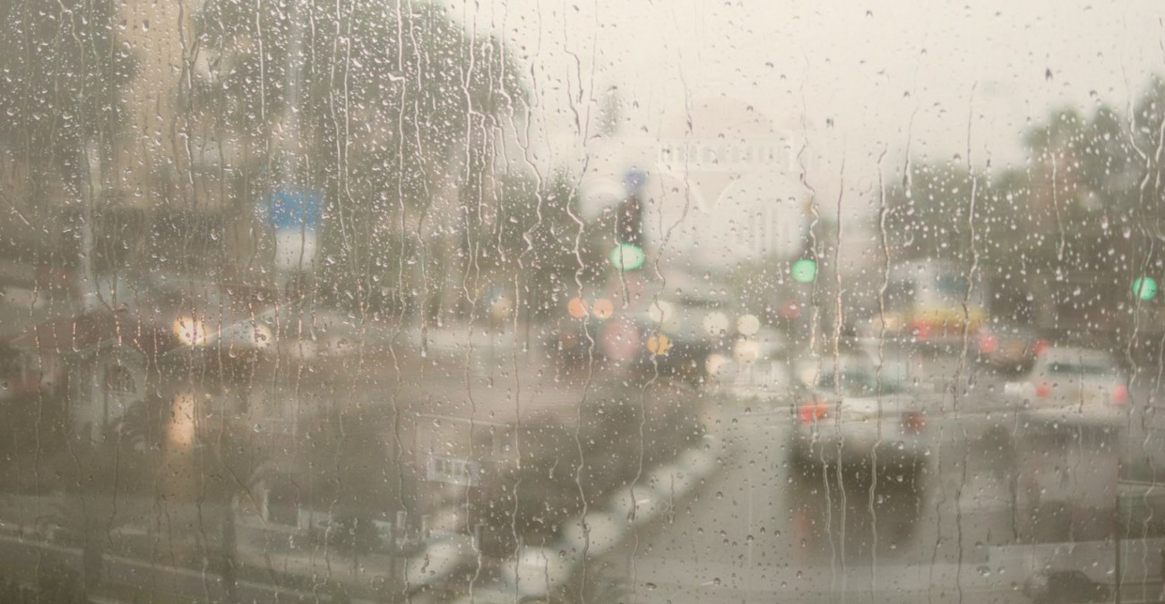 ThemaExplained: Αφού βρέχει, πώς γίνεται να έχουμε και σκόνη;