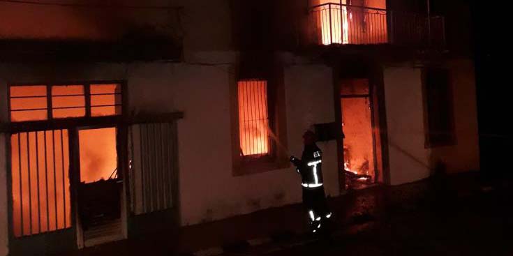 Προκλήθηκαν ζημιές σε σπίτι και υποστατικά από τη φωτιά σε αποθήκη στο Αυγόρου -ΦΩΤΟΓΡΑΦΙΕΣ