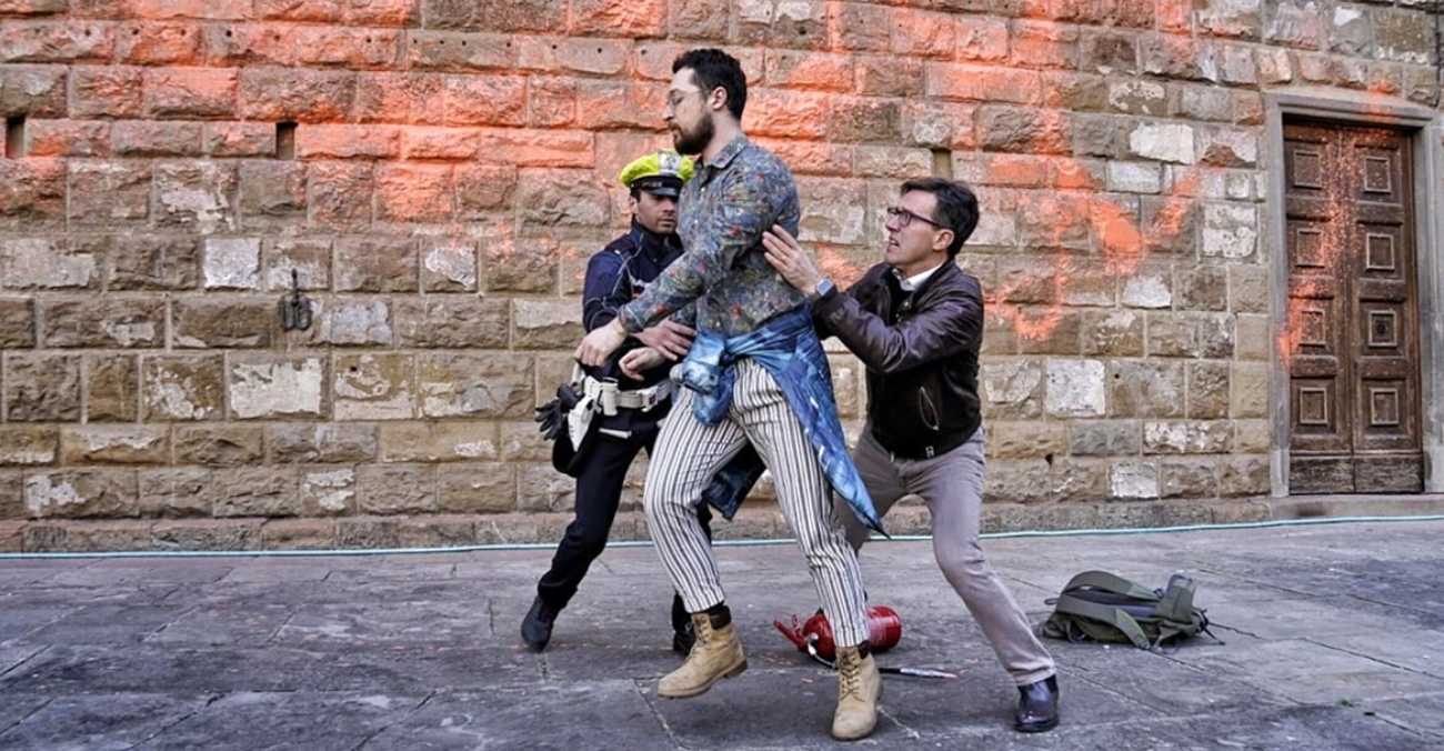 Βίντεο: Η στιγμή που ο δήμαρχος της Φλωρεντίας ορμά έξαλλος σε ακτιβιστή που ρίχνει μπογιά στο Παλάτσο Βέκιο