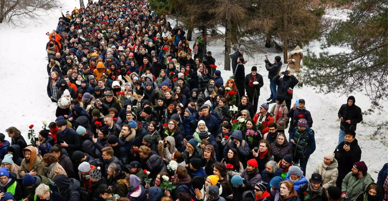 Χιλιάδες κόσμου στην κηδεία του Ναβάλνι που μετατράπηκε σε ποτάμι οργής κατά του Πούτιν - Δρακόντεια τα μέτρα ασφαλείας
