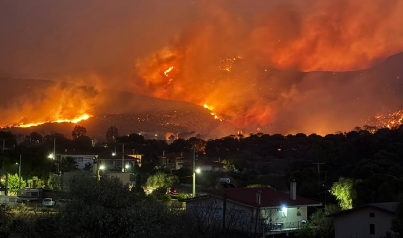 Πύρινος εφιάλτης στην Αττική: Ενας νεκρός, κάηκαν σπίτια - Τιτάνια μάχη δίνουν οι πυροσβεστικές δυνάμεις - Δείτε βίντεο 