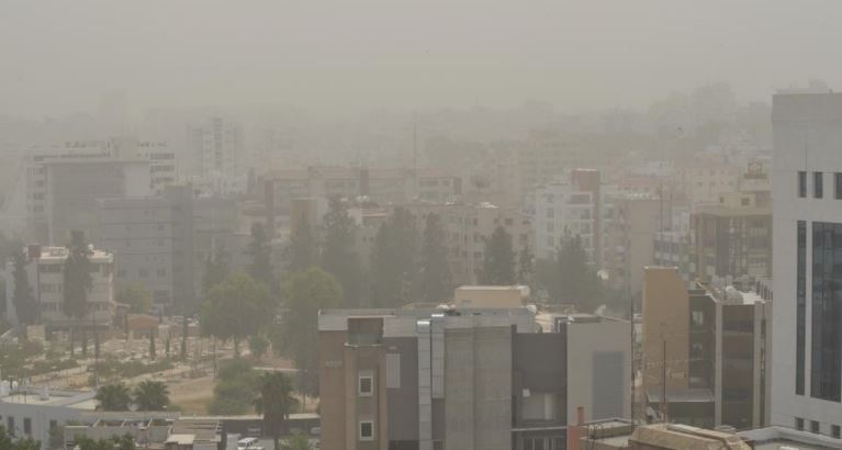 ΚΥΠΡΟΣ - ΠΡΟΣΟΧΗ: 'Πνιγόμαστε' από σκόνη - Ευάλωτες ομάδες καλούνται να μην κυκλοφορούν σε ανοικτούς χώρους