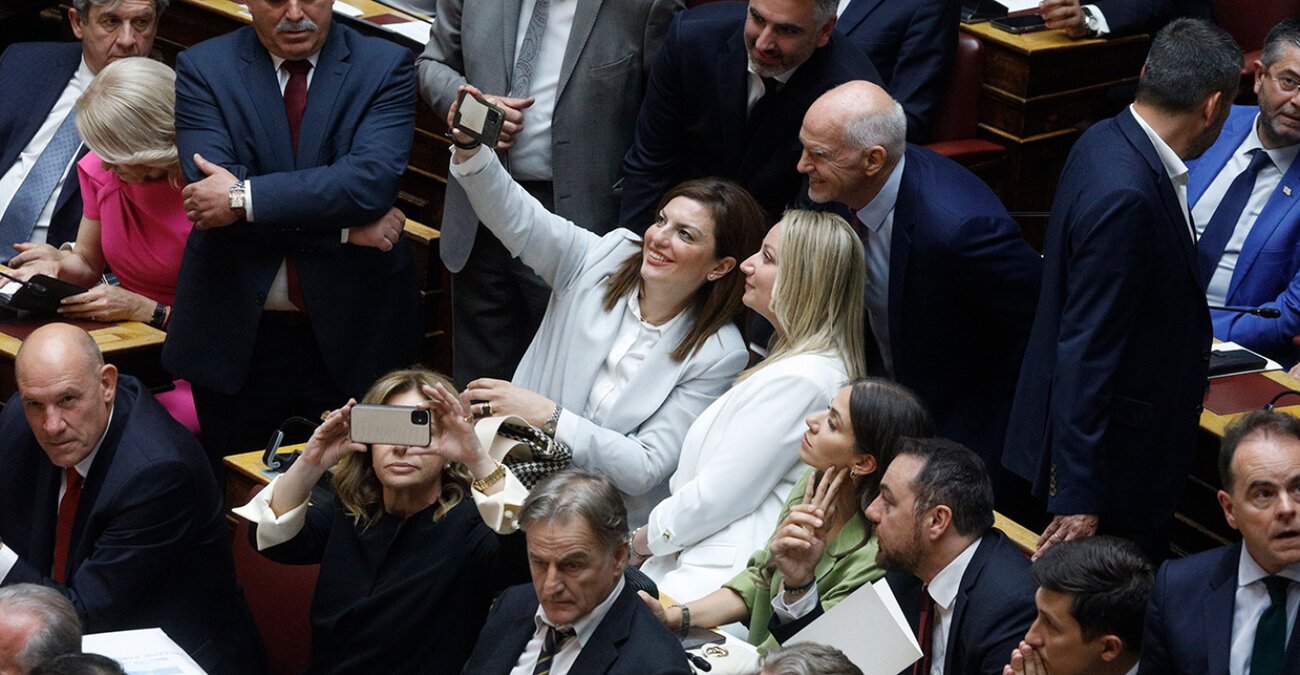 Selfies, χαμόγελα και νέα πρόσωπα στην ορκωμοσία των «βουλευτών της μίας μέρας» στην Ελλάδα - Φωτογραφίες