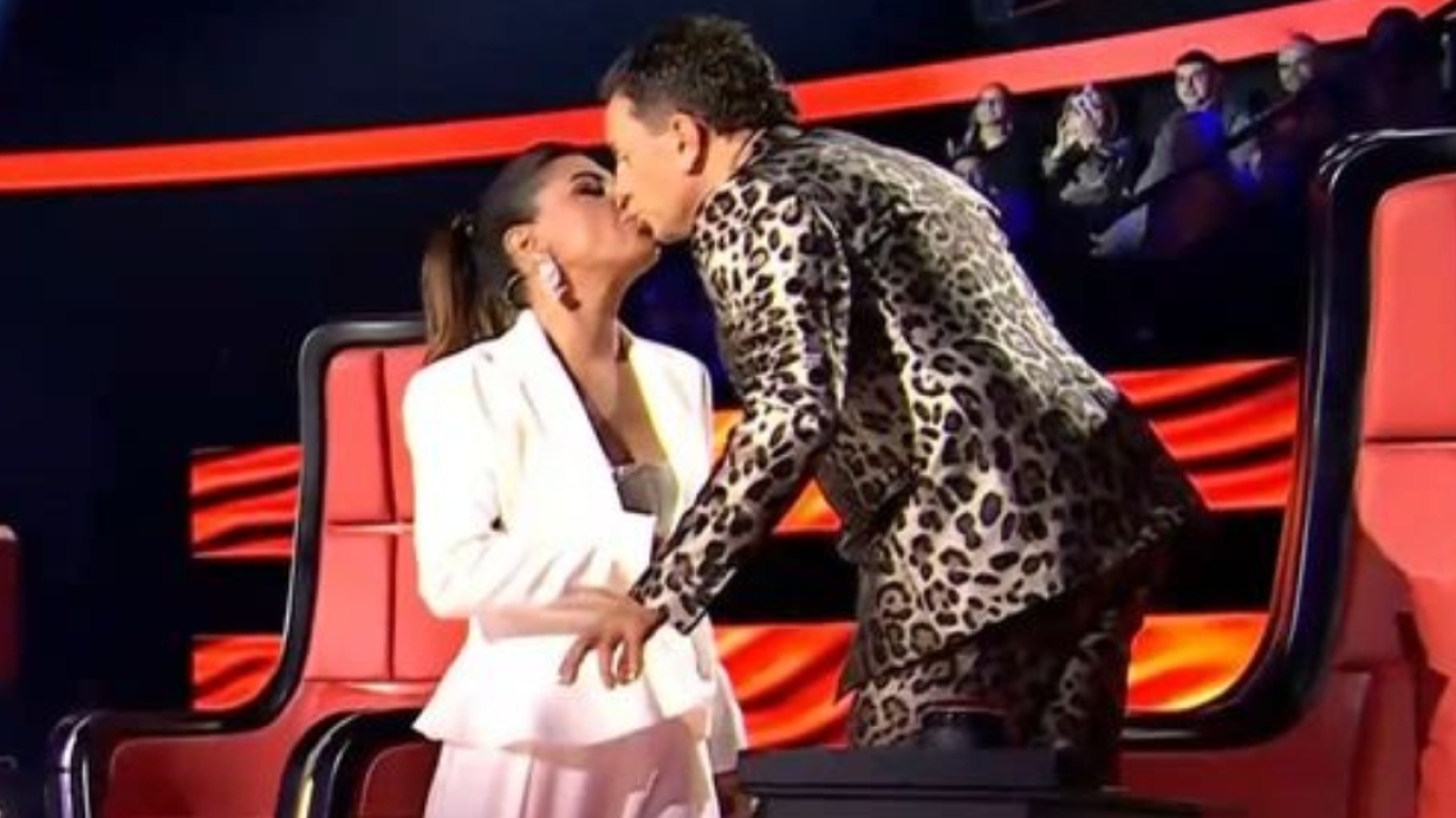 VIDEO - Έλενα Παπαρίζου-Γιώργος Μαζωνάκης: Το φιλί τους στο The Voice και το σχόλιο του Χρήστου Μάστορα
