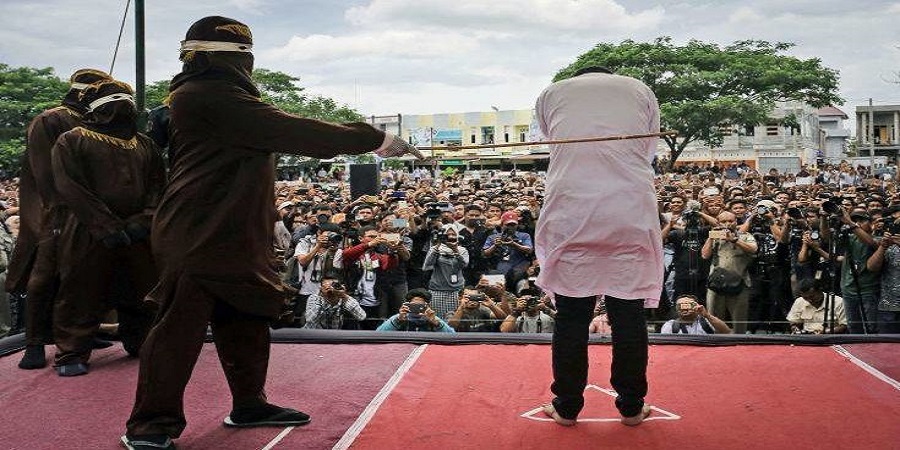 Ινδονησία: Ζευγάρια μαστιγώθηκαν επειδή τόλμησαν να φιληθούν δημοσίως