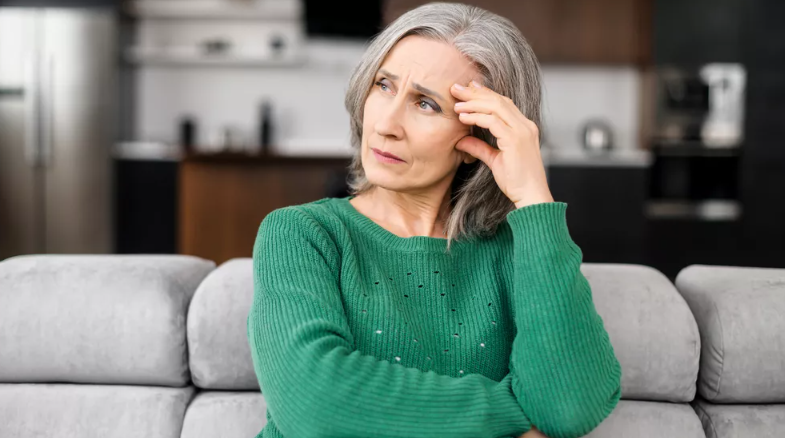 Πατήσατε τα 50 και αισθάνεστε παντελώς «άδειοι» - Πώς να ξαναβρείτε νόημα στη ζωή σας