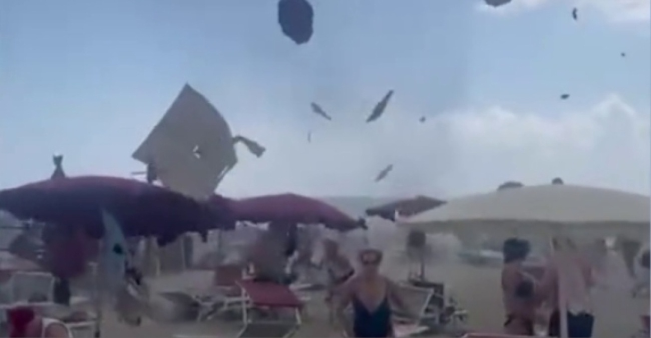 VIDEO: Ξαφνικός ανεμοστρόβιλος σε παραλία στην κεντρική Ιταλία - Στον αέρα ομπρέλες και ξαπλώστρες, έτρεχαν να σωθούν οι λουόμενοι