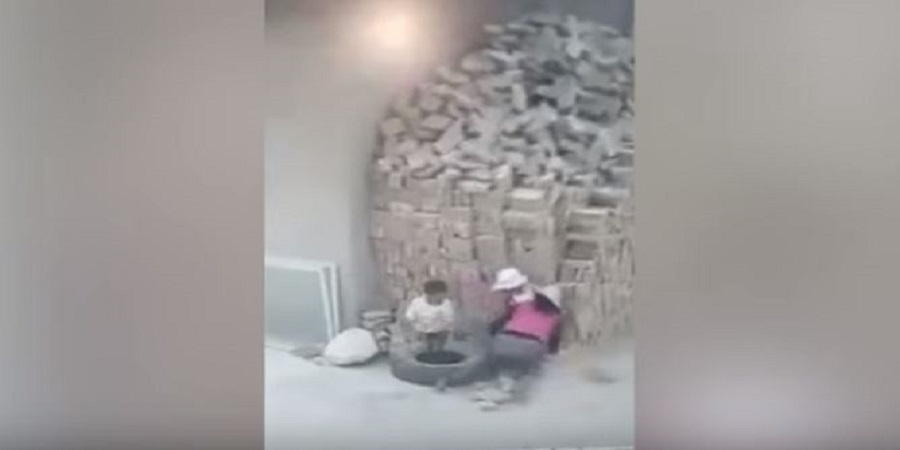 Αδέρφια καταπλακώθηκαν από τούβλα μπροστά στα μάτια της μητέρας τους - VIDEO 