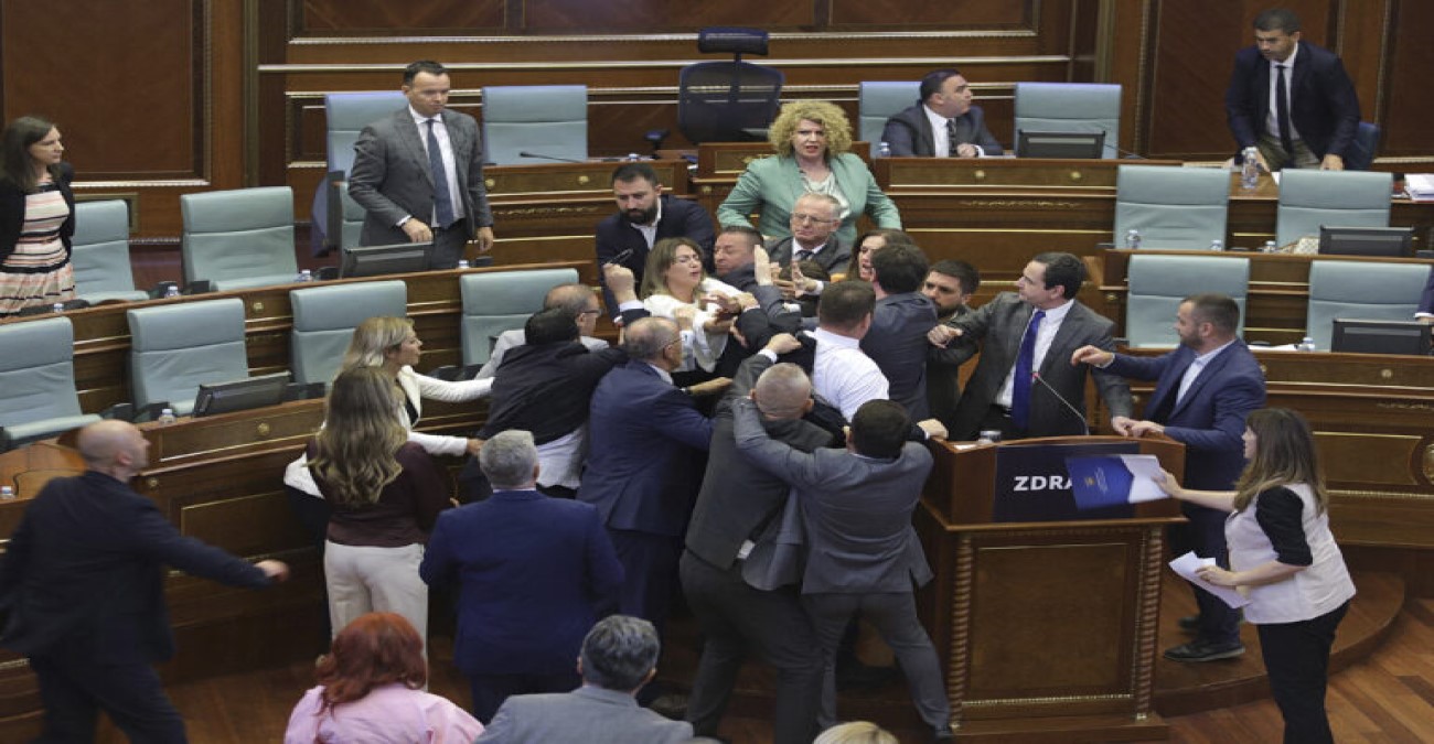 Πιάστηκαν στα χέρια βουλευτές στο κοινοβούλιο του Κοσόβου