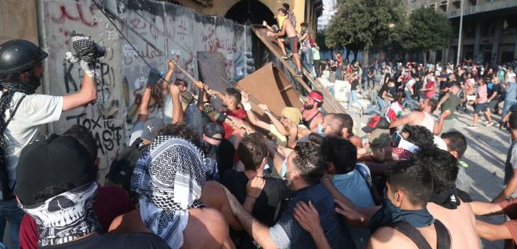 Ξεχείλισε η οργή στο Λίβανο, διαδηλωτές σε Υπουργεία, νεκρός ένας αστυνομικός, για πρόωρες εκλογές μίλησε ο Ντιάμπ