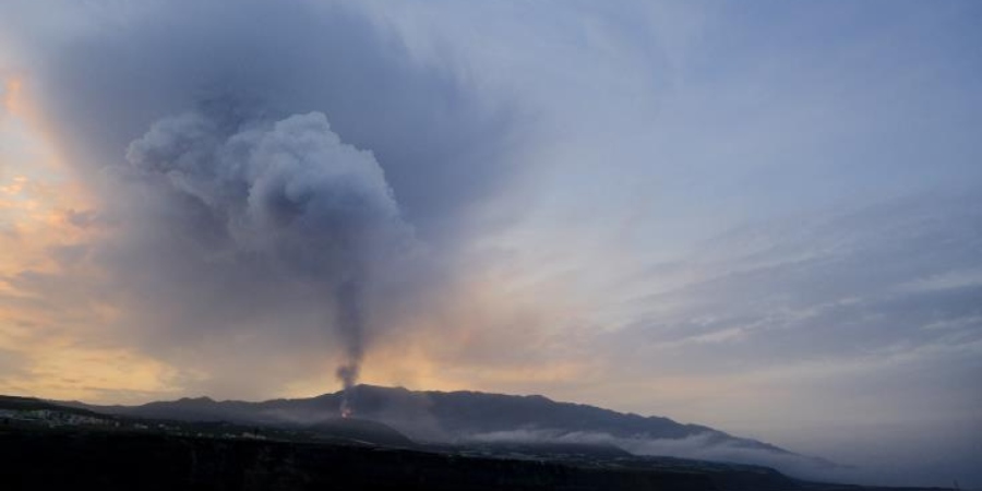Οι κάτοικοι στο Λα Πάλμα προσπαθούν να διαχειριστούν την καταστροφή από το ηφαίστειο