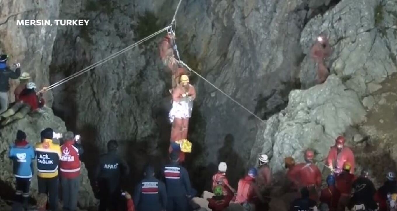 Τουρκία: Η στιγμή που βγάζουν από βάθος 1.000 μέτρων Αμερικανό σπηλαιολόγο - Δείτε βίντεο 