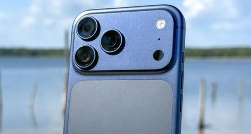 Το iPhone 17 κατηγορείται ότι βγαίνει ήδη γρατζουνισμένο από το κουτί - Δείτε φωτογραφίες