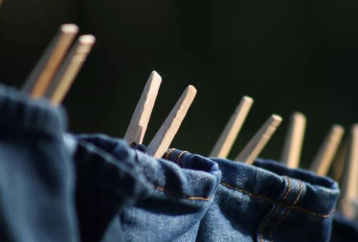 Στεγνώνετε ρούχα μέσα στο σπίτι; Πώς να αποφύγετε την υγρασία