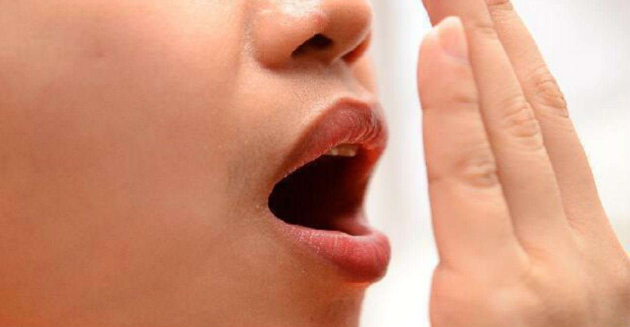 Τι μπορεί να κρύβει η κακοσμία στόματος – Από τι κινδυνεύουμε