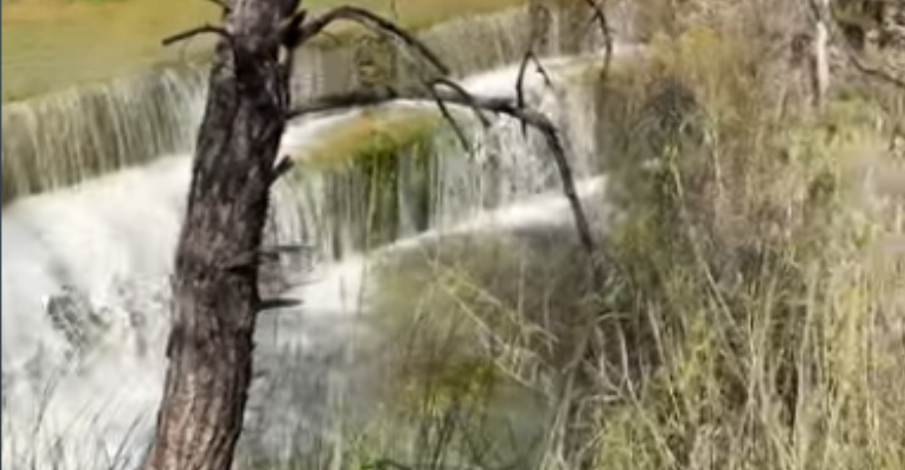 Σαν παραμύθι: Εντυπωσιακό θέαμα στην Κύπρο: Δείτε πώς «ζωντάνεψε» το φράγμα σε χωριό του νησιού  - Βίντεο