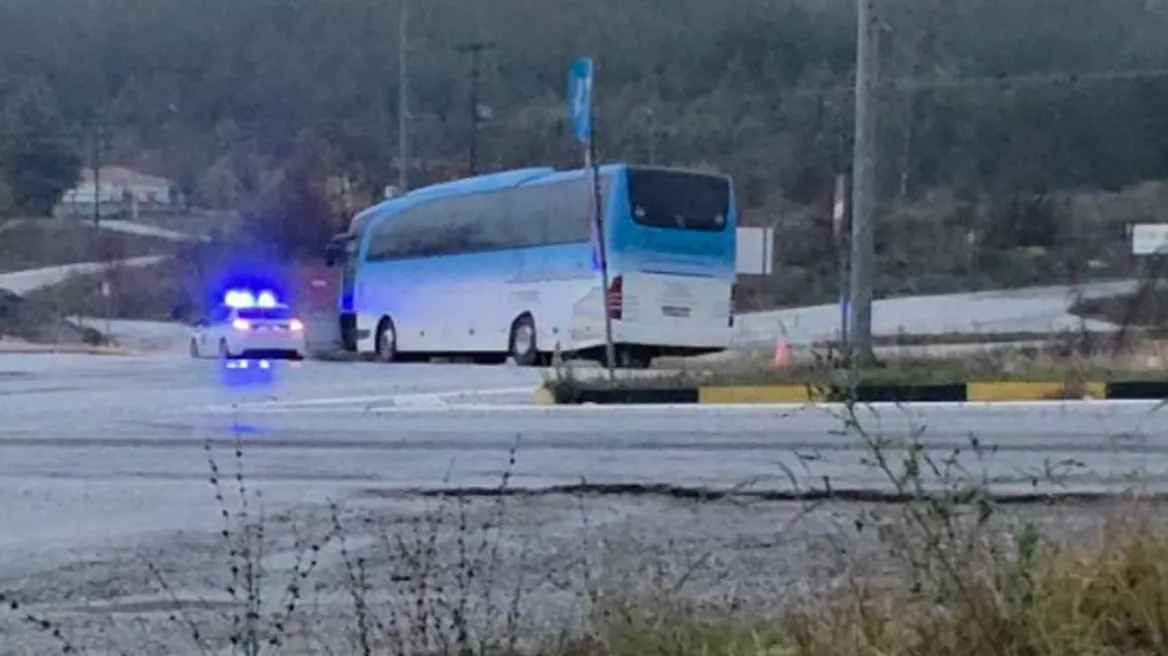 Τραγωδία στην Ελλάδα: Εξετράπη λεωφορείο με 40 εργαζομένους της ΔΕΗ - Νεκρός ο οδηγός μετά από ανακοπή - VIDEO