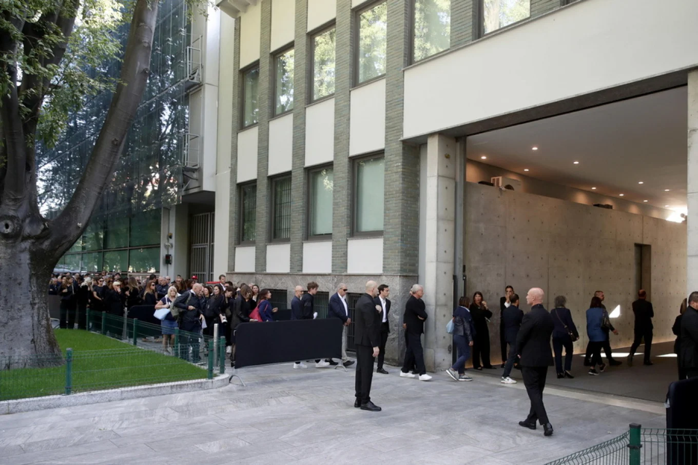 Χιλιάδες άνθρωποι στο λαϊκό προσκύνημα της σορού του Τζόρτζιο Αρμάνι στο Μιλάνο - «Αδύνατον να τον ξεχάσουμε» λέει ο δήμαρχος της πόλης