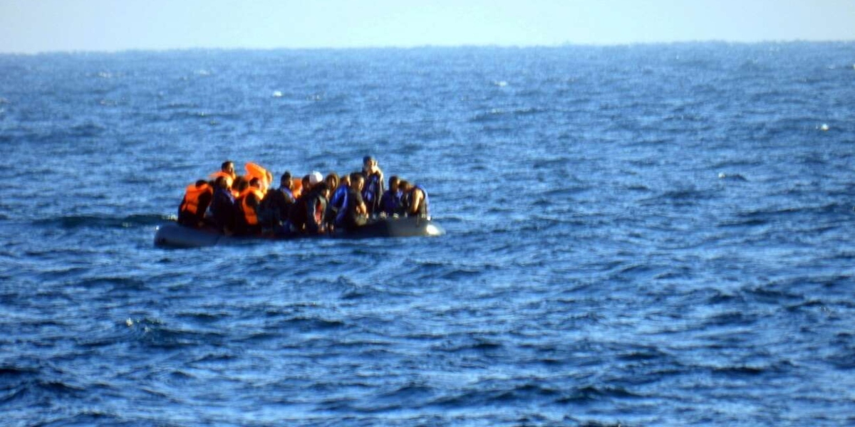 Έφτασαν στην Κύπρο δύο πλοιάρια με 44 μετανάστες - Χειροπέδες σε δύο πρόσωπα 