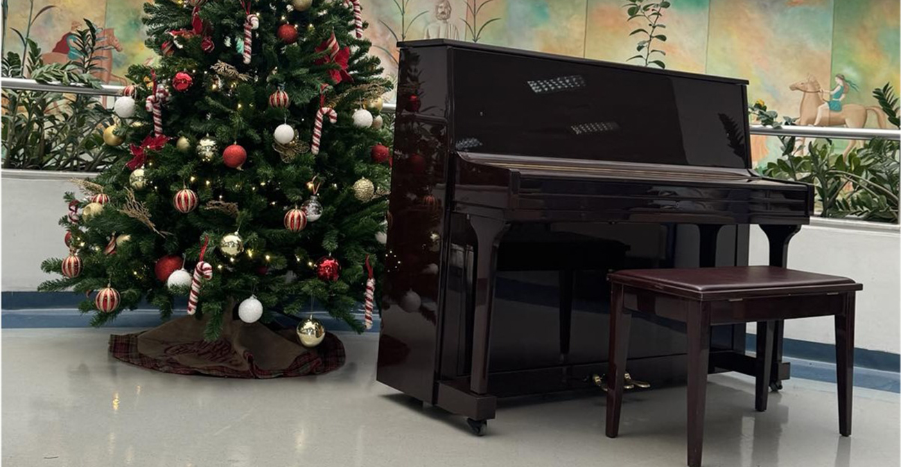 Συγκινητικό: Ασθενείς του Ογκολογικού Τρ. Κύπρου τραγουδούν γύρω από το πιάνο – Δείτε βίντεο