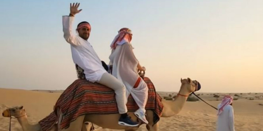 Μαυρίκιος – Ιλάειρα: Βόλτα με καμήλα στην έρημο του Dubai! (Βίντεο)