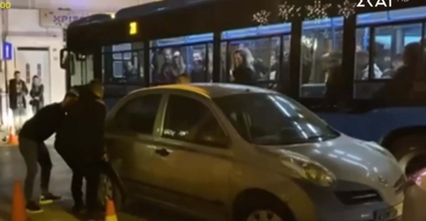 Θεσσαλονίκη: Σήκωσαν στα χέρια αυτοκίνητο που εμπόδιζε λεωφορείο στους Αμπελόκηπους 