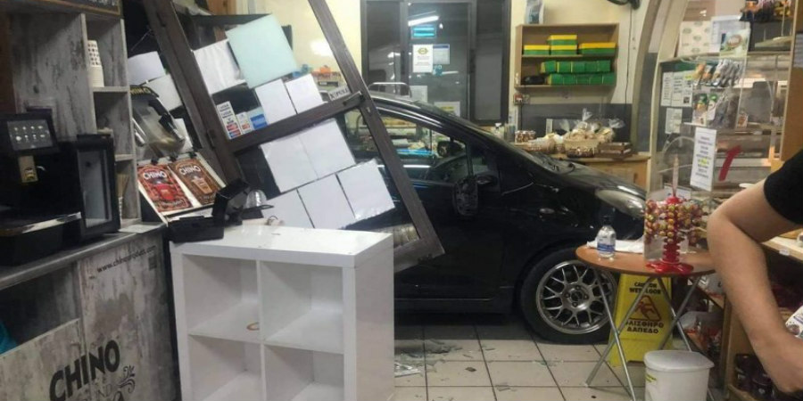Τρόμος με αυτοκίνητο που μπήκε μέσα σε φούρνο στη Λάρνακα – Έτρεχαν να γλιτώσουν οι υπάλληλοι 