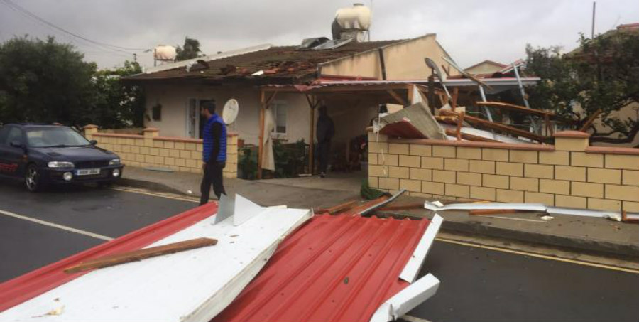 ΞΥΛΟΦΑΓΟΥ:  Οι θυελλώδεις άνεμοι «άρπαζαν και πέταγαν στέγες» - Σπίτια είναι εντελώς ακατοίκητα