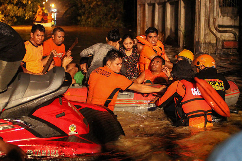 Ανεβαίνει ο απολογισμός στην Ινδονησία: Στους 182 οι νεκροί της τροπικής καταιγίδας Τεμπίν