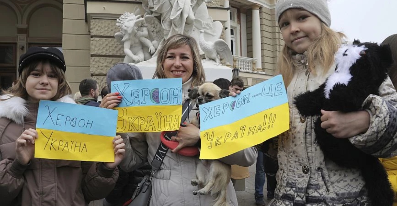 Ουκρανία: Επιτέλους η πόλη μου είναι ελεύθερη: Δάκρυα, χαμόγελα και υποδοχές ηρώων – στρατιωτών με λουλούδια
